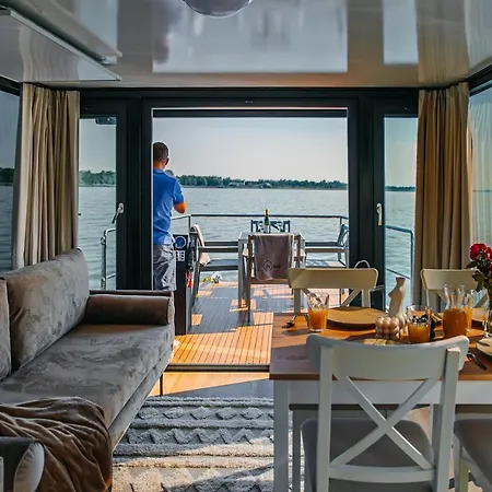 Yacht - Houseboat - Pedal Boat, Motorboat Free מיילנו