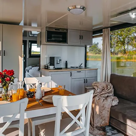 Yacht - Houseboat - Pedal Boat, Motorboat Free מיילנו