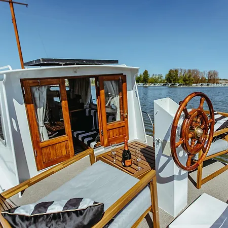 Yacht - Boat - Pedal Boat, Motorboat Free Botel