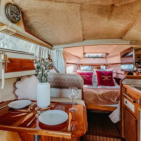 Botel Yacht - Houseboat - Pedal Boat, Motorboat Free