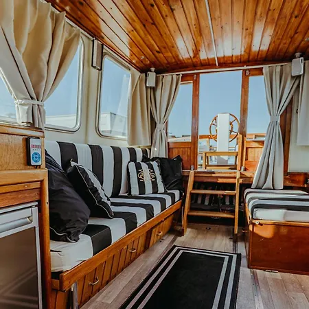 ספינת מלון Yacht - Houseboat - Pedal Boat, Motorboat Free מיילנו