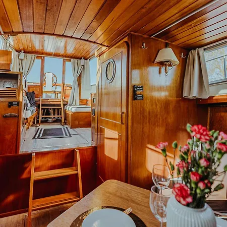 Yacht - Houseboat - Pedal Boat, Motorboat Free ספינת מלון מיילנו