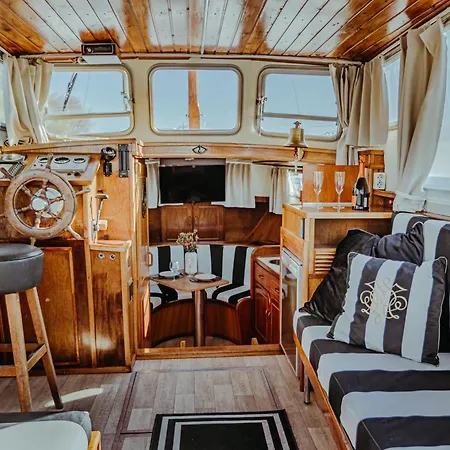 Yacht - Houseboat - Pedal Boat, Motorboat Free Botel