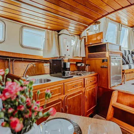 Botel Yacht - Houseboat - Pedal Boat, Motorboat Free