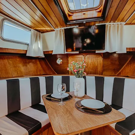 Yacht - Houseboat - Pedal Boat, Motorboat Free ספינת מלון *