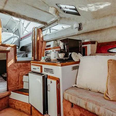 Botel Yacht - Houseboat - Pedal Boat, Motorboat Free *