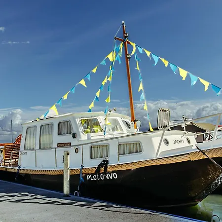 Yacht - Houseboat - Pedal Boat, Motorboat Free Botel