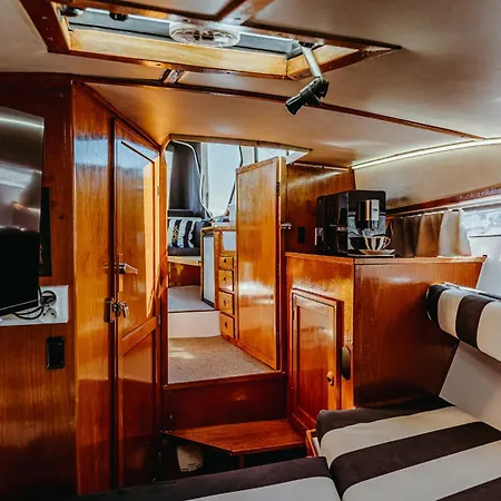 Yacht - Boat - Pedal Boat, Motorboat Free Botel *