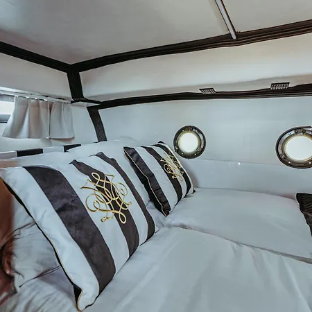 Botel Yacht - Houseboat - Pedal Boat, Motorboat Free *