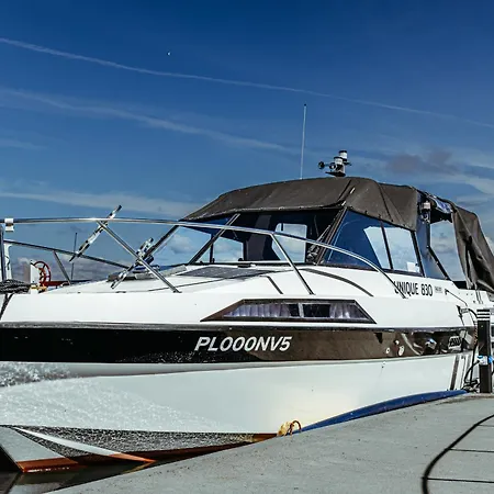 Yacht - Houseboat - Pedal Boat, Motorboat Free Botel