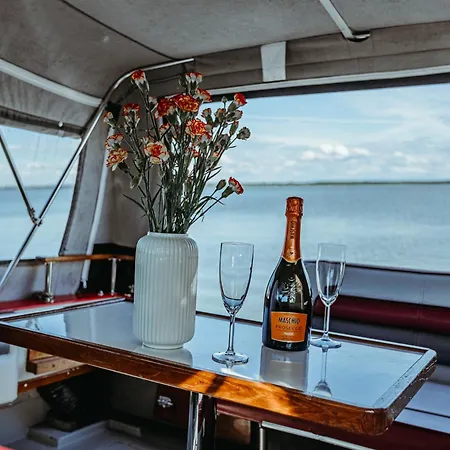 Yacht - Houseboat - Pedal Boat, Motorboat Free Botel *