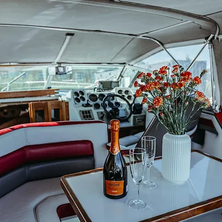 Yacht - Houseboat - Pedal Boat, Motorboat Free Botel