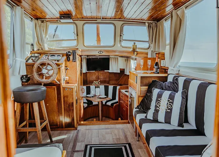 Yacht - Boat - Pedal Boat, Motorboat Free Hotel en barco