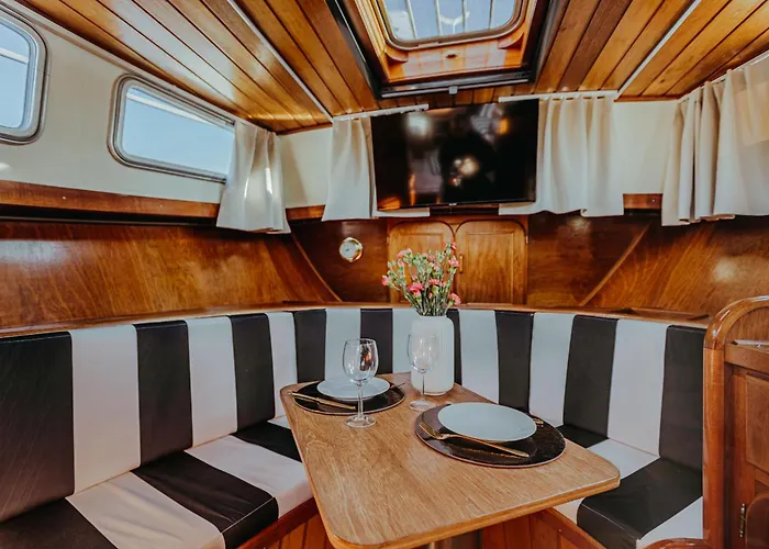 Yacht - Boat - Pedal Boat, Motorboat Free Hotel en barco *